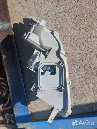 Фара передняя правая toyota corolla Fielder