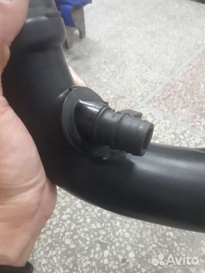 Патрубок на турбину мерседес 212,204