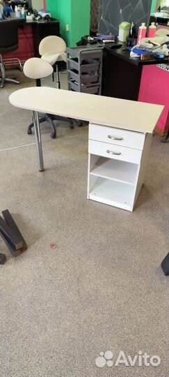 Маникюрный стол