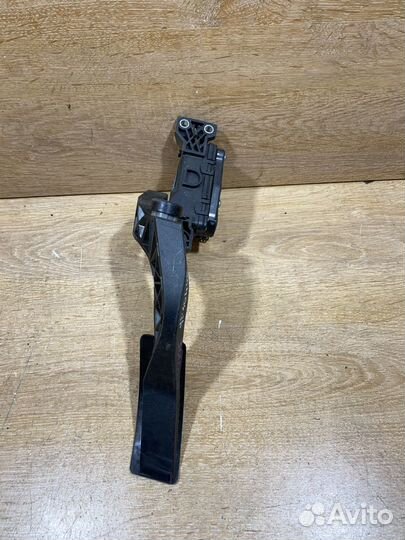 Педаль газа Audi A4 B7 301068