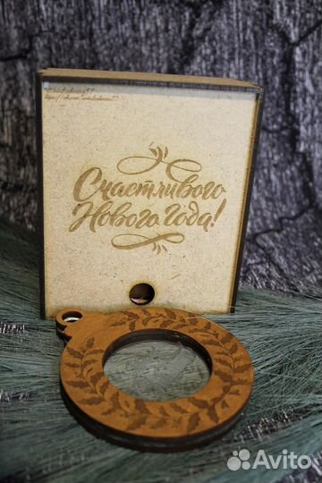 Новогодние игрушки в коробке