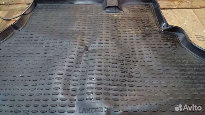 Коврик в багажник ланцер 10