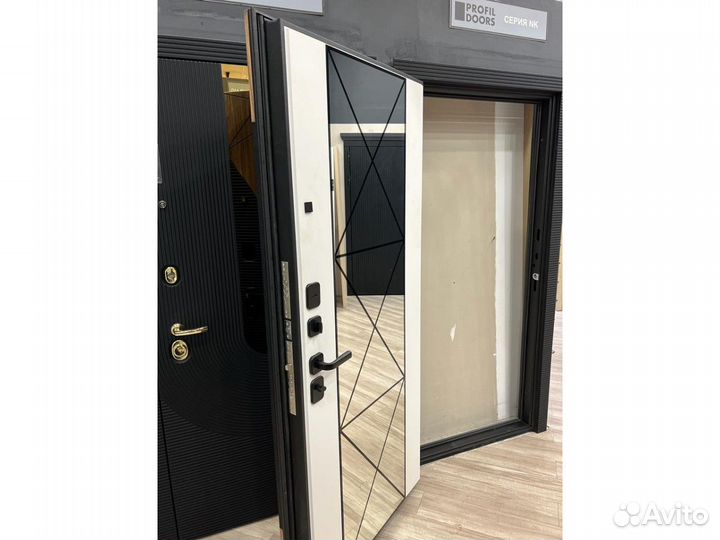 Металлическая дверь