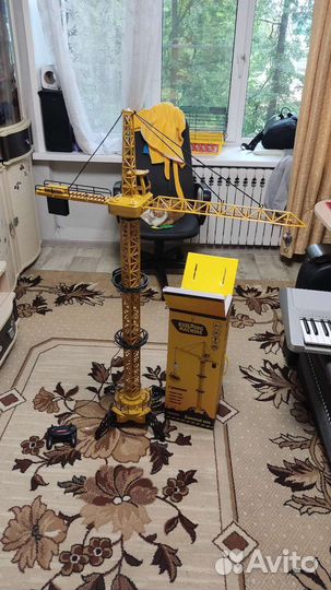 Игрушечный кран на пульте управления