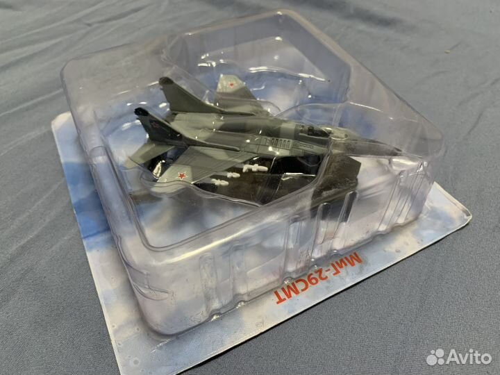 Модель самолета миг-29 1/100