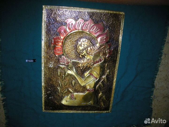 Панно чеканка девица с цветком барельеф самовывоз