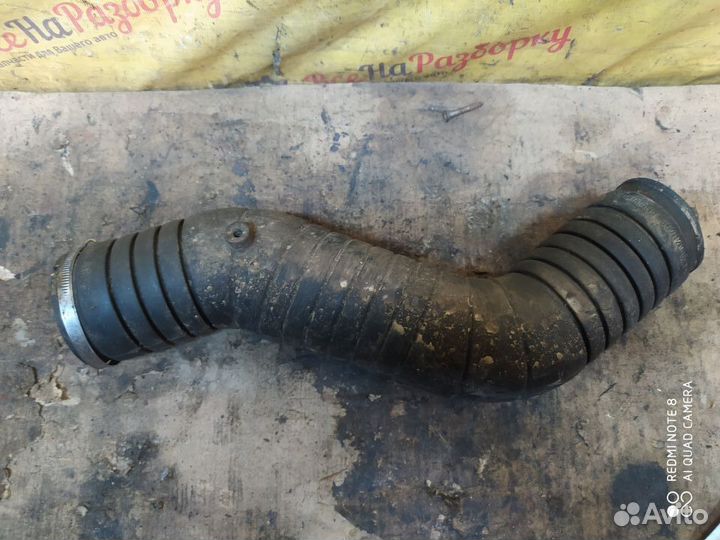 Патрубок воздушного фильтра Volkswagen Passat B3