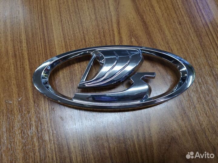 Эмблема Веста, Нива Урбан серебристая