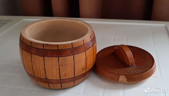 Деревянная маленькая бочка с крышкой