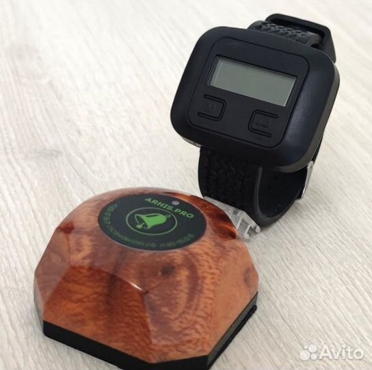 Кнопка вызова официанта Махагон и пейджер часы