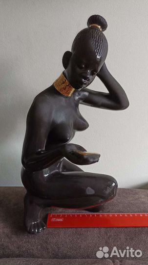 Африканка с зеркалом