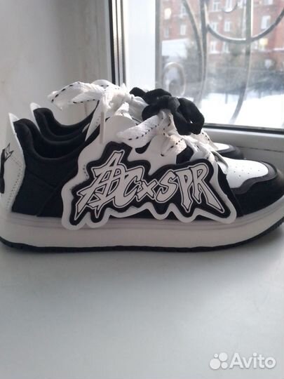 Кроссовки женские