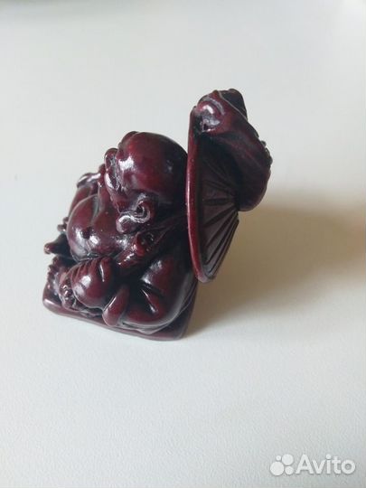 Статуэтка Нэцке Хотей с зонтом полистоун красный