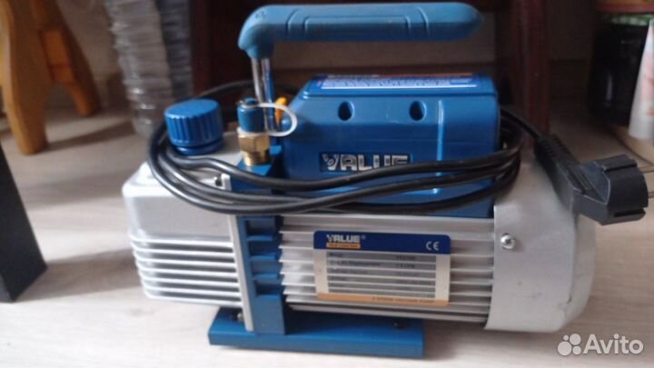 Вакуумный насос и шланги с манометром