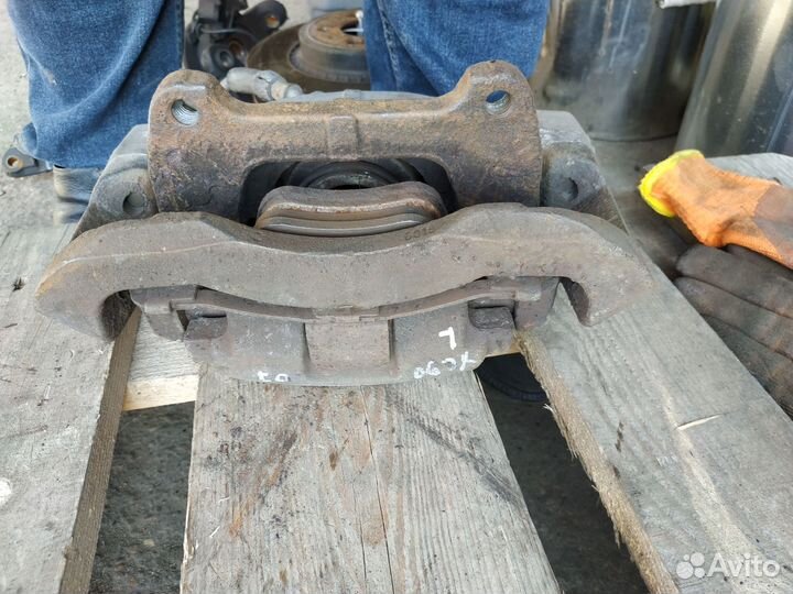 Суппорт тормозной передний левый Volvo XC90 рест