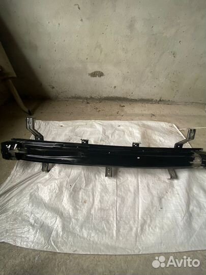 Задний усилитель бампера на Kia Rio 4