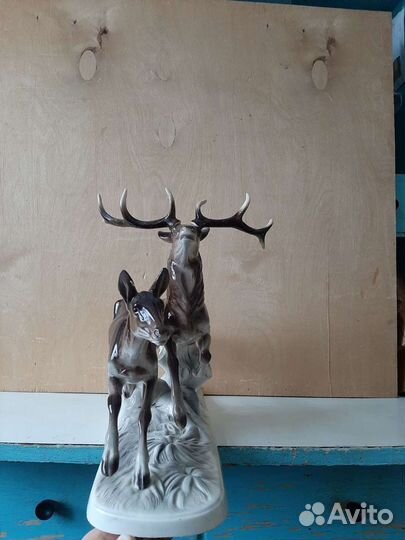 Статуэтка олень, бегущие олени
