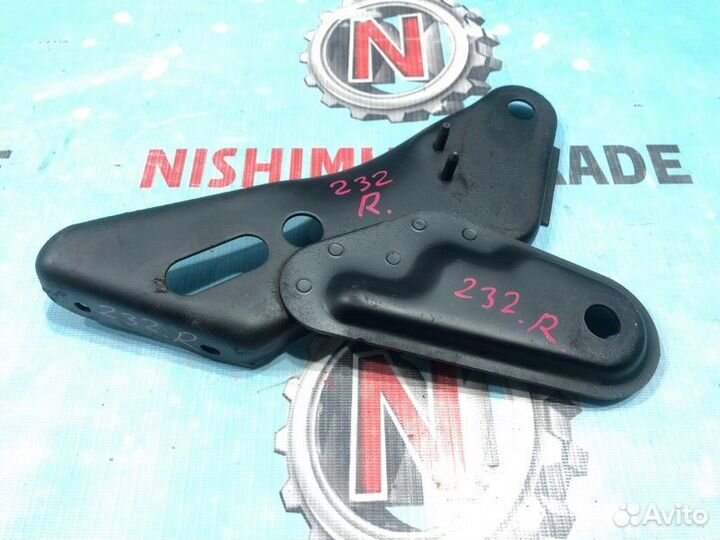 Крепление бампера переднее правое Toyota Hilux