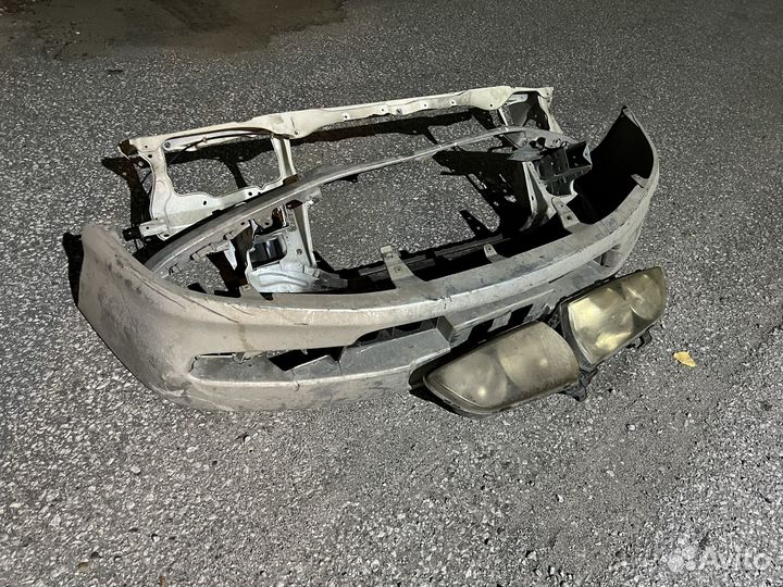 Передний бампер, телевизор, фары Toyota ipsum