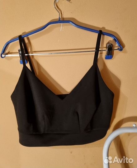 Кроп топ черный на бретельках