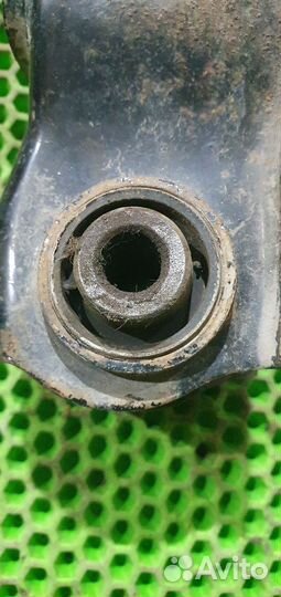 Рычаг задний правый поперечный Mitsubishi Carisma