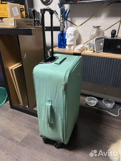Чемодан на колесах большой