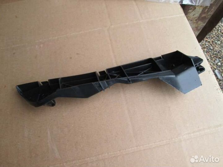 Крепление бампера переднее правое Toyota Avensis