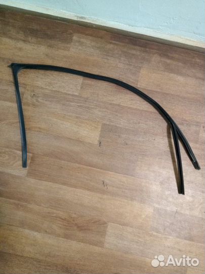 Уплотнитель стекла двери передний левый Volkswagen