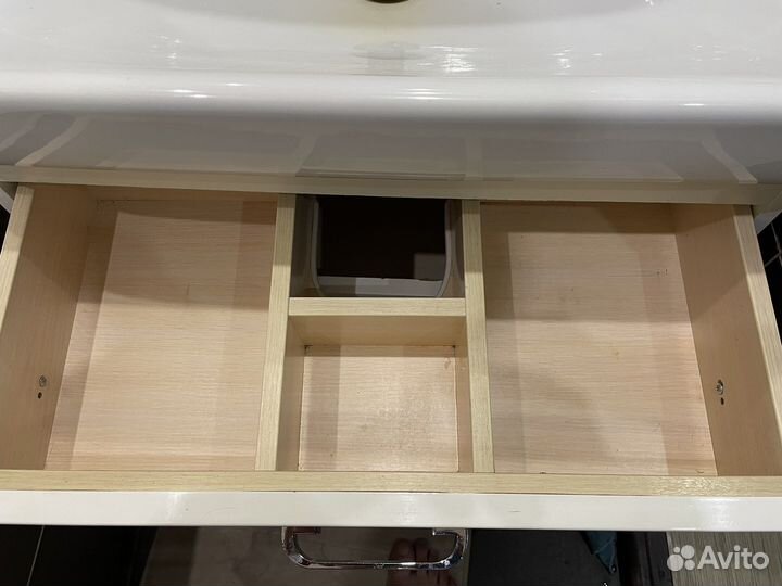 Раковина в ванную комнату со смесителем