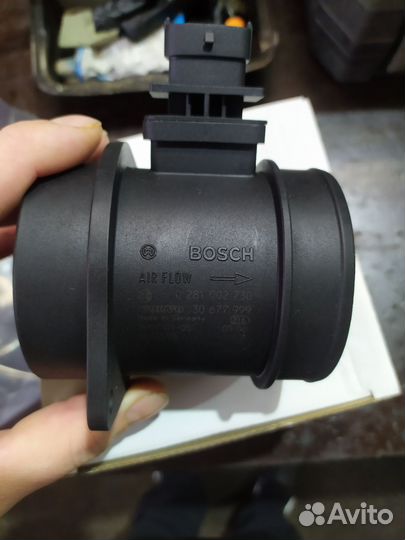 Датчик массового расхода воздуха volvo 30677999