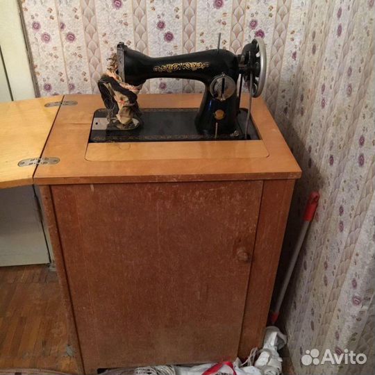 Швейная машинка в тумбе