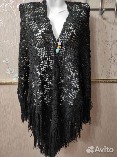 Шаль черная с кистями платок
