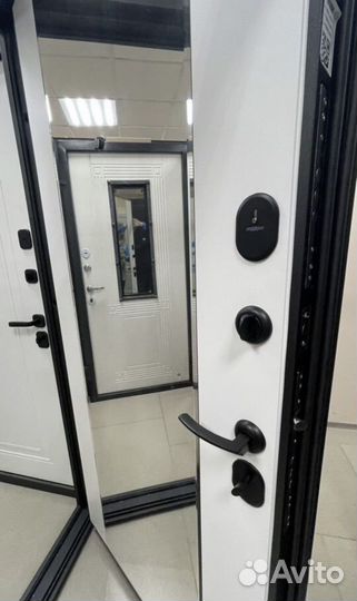 Дверь входная с зеркалом новая