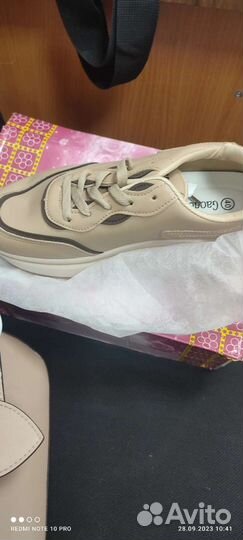 Кроссовки женские 39