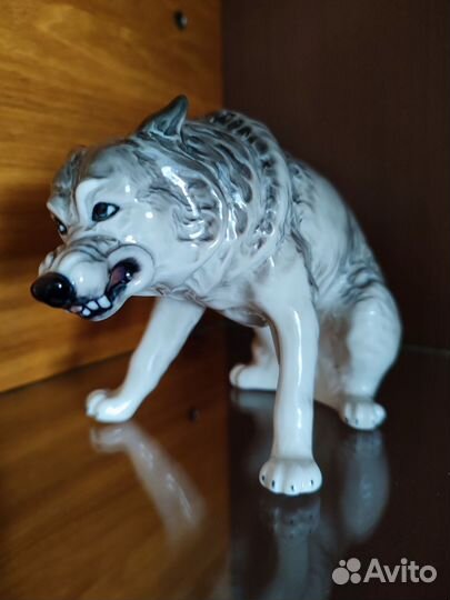Статуэтка волк фарфор