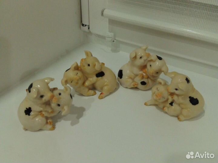 Фигурки обнимающиеся свинки пары талисман
