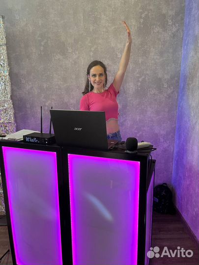 Ведущий мероприятий и диджей с оборудованием