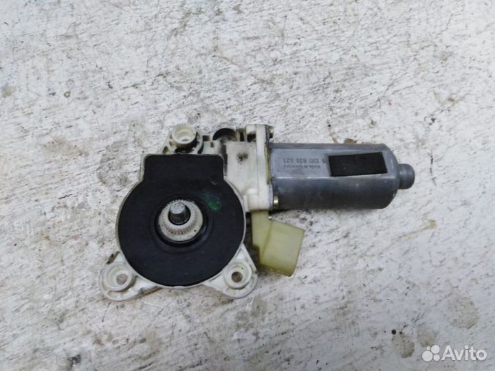 Моторчик переднего левого стеклоподъемника