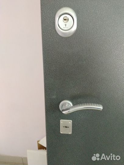 Стальная дверь с замками Cisa