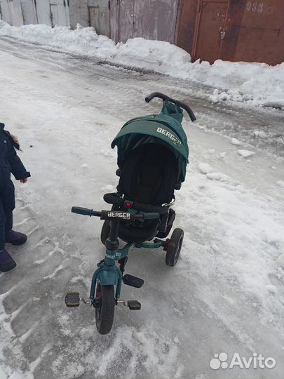 Детский трехколесный велосипед с ручкой