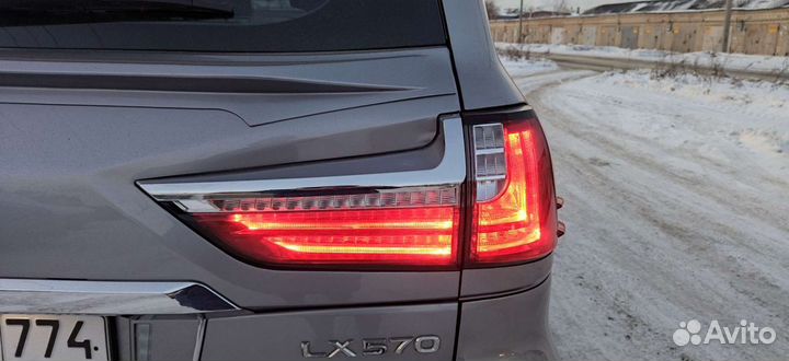 Фонарь правый Lexus LX570 в крышку багажника GBT