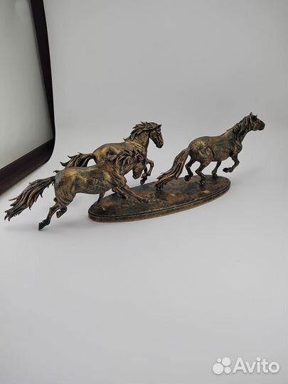 Статуэтка Статуя Кони на выгуле