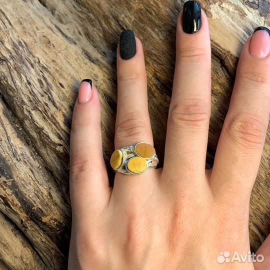 Кольцо с янтарём
