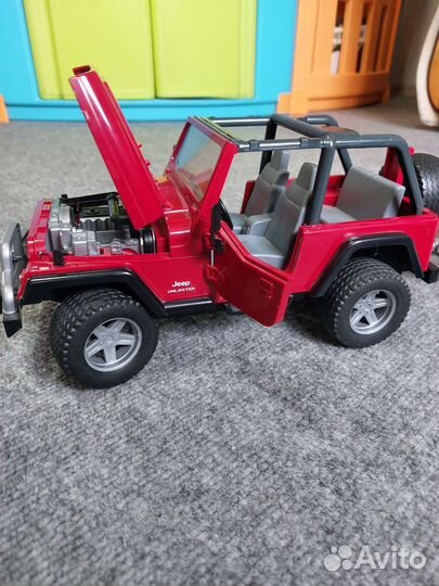 Bruder внедорожник и прицеп-коневозка