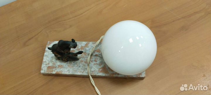 Лампа настольная мягкая подсветка на мраморе