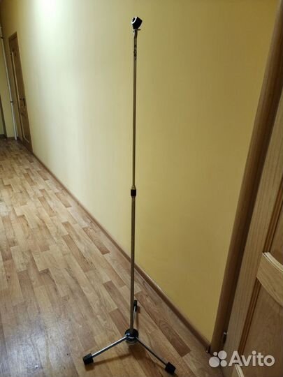 Микрофонная стойка Tesla