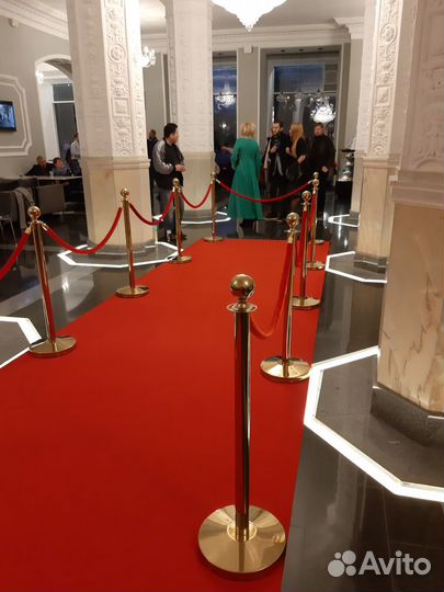Аренда красной ковровой дорожки и стоек ограждения