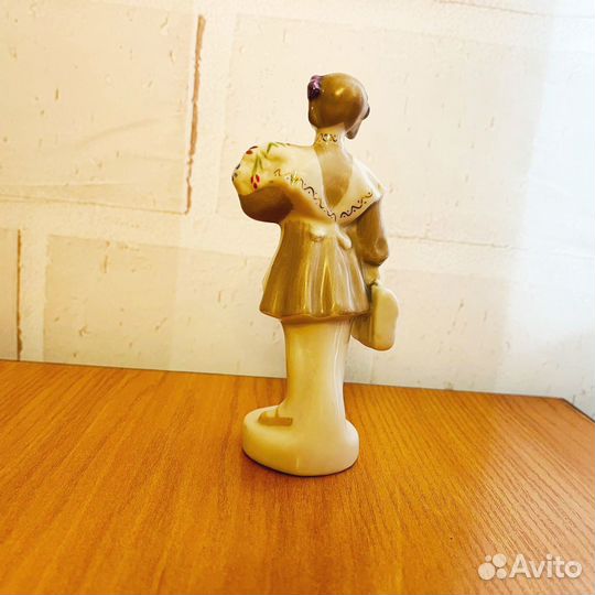 Статуэтка школьница первоклассница