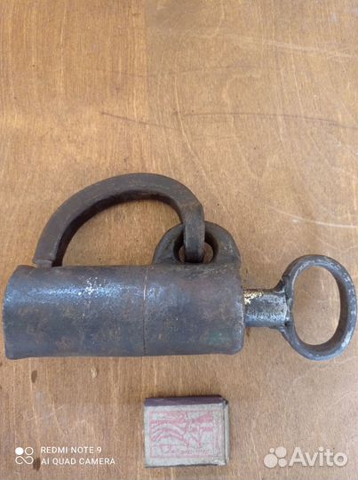 Навесной замок старинный