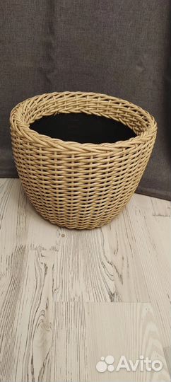 Кашпо из искусственного ротанга